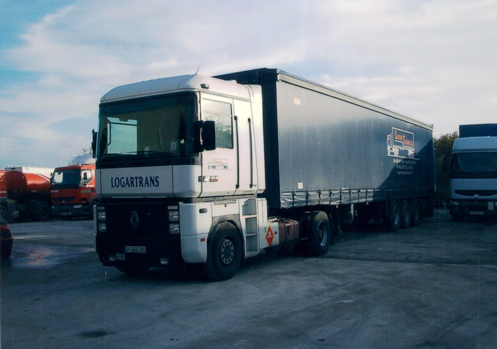 Fotografía antigua de un camión Renault de la flota Logartrans con placa de mercancías peligrosas, destacando la experiencia histórica de la empresa.